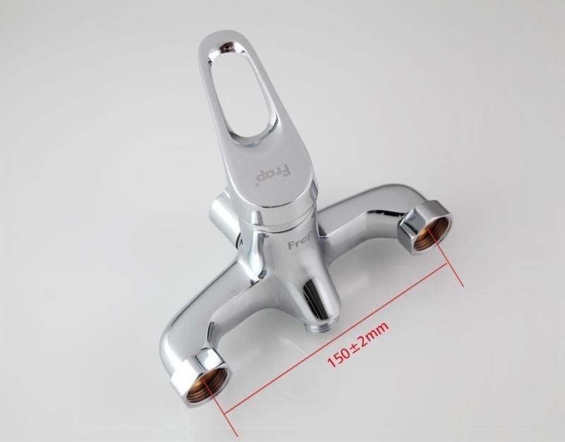 Расстояние между осями выводов делается в пределах 15см (более точная подгонка делается при установке смесителя при помощи эксцентриков)