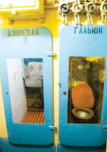 На  современных подводных лодках для экипажа созданы поистине комфортные  условия. Возьмём, к примеру, тяжёлые ракетные подводные крейсеры  стратегического назначения проекта 941 «Акула». Здесь есть и душевые  кабины, и спортзал с сауной, обшитой дубовыми досками, и солярий, и даже  маленький бассейн для плавания размером 2х4 метра, который наполняется  солёной или пресной водой. В каютах для командного состава установлены  системы кондиционирования и телевизоры. Плавучий «Хилтон» — так  шутливо-горделиво моряки прозвали этот тип лодок.