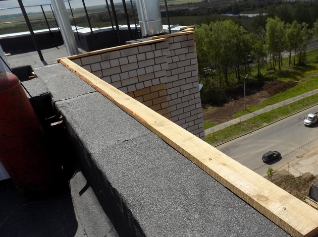Монтаж отлива на парапете крыши - фото