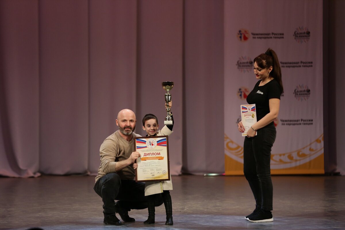 Хореографическая группа народного ансамбля песни и пляски «Дон» из Ростова-на-Дону – счастливый обладатель кубка в номинации «Народный танец: юношеская возрастная категория». «Женская плясовая» и «Из-за горочки» в их исполнении поразили национальным колоритом и техничностью исполнения.