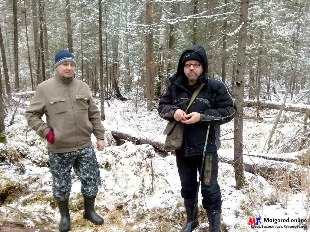 Историки из областного краеведческого музея. Николай Краснов на фото справа. Фото осень 2017 г., р. Баранча

