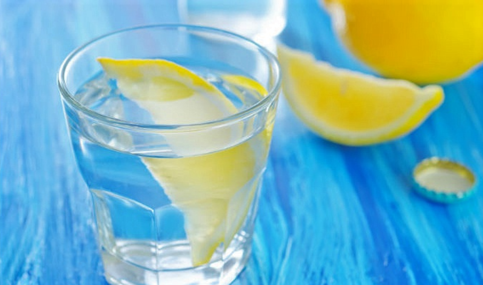Вода с лимоном вечером. Стакан воды с лимоном. Вода с лимоном картинки. Теплая вода с лимоном. Вода с лимоном по утрам.