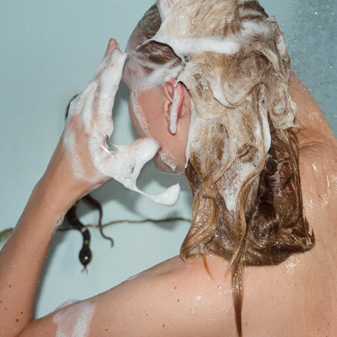   Пугающие отзывы о том, что волосы чуть ли не пучками остаются в ванной после определенных видов шампуня, обычно вызывают недоверчивую ухмылку у адекватных людей.-2