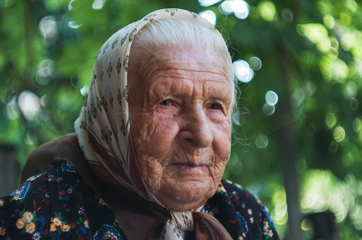 80 летняя бабка. Вологодская бабушка. Заговорщицы бабушки Вологодская область. Одинокая бабушка Вологда. Резьба по дереву старики старушки