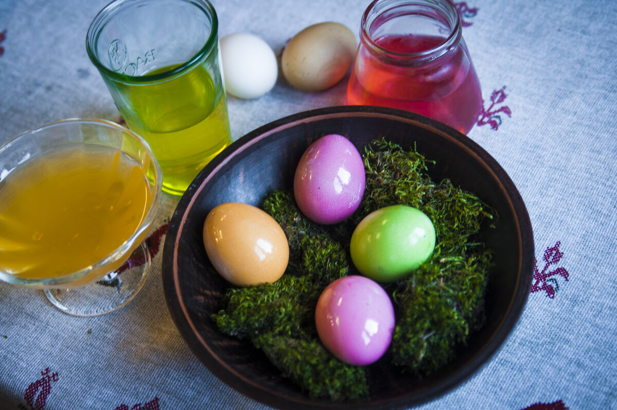 Дети красили яйца. Окрашивание яиц куркумой. Яйца в куркуме. Яйца окрашенные куркумой. Яйца окрашенные куркумой зеленые.