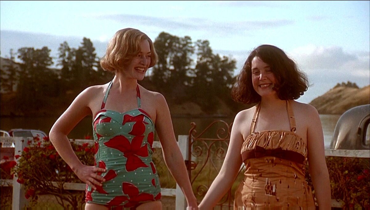 Кейт Уинслет в роли Джульетт Хьюм и Мелани Лински в роли Полин Паркер.