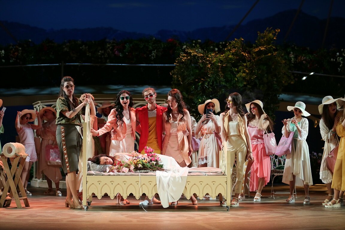 “С гаджетами и красивыми девушками в спектакле полный порядок”. Фото – Ирина Шымчак