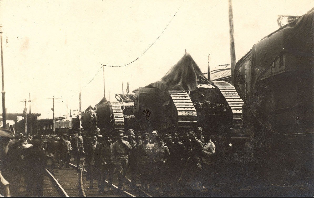 Фотография в заголовке статьи была сделана в июле – августе 1919 года в Харькове. Это состав, на котором находятся английские танки для белогвардейцев.