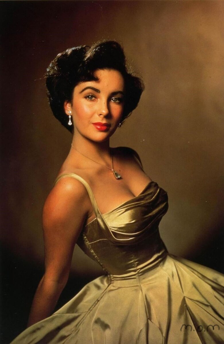 Та самая Элизабет Тейлор, чья роль Клеопатры выдвинула ее на пьедестал славы  и позволила заработать аж целый миллион долларов. Девушка трижды была удостоена премии "Оскар". Также ее близким другом был сам  был сам звезда поп музыки великий и неподражаемый Майкл Джексон.