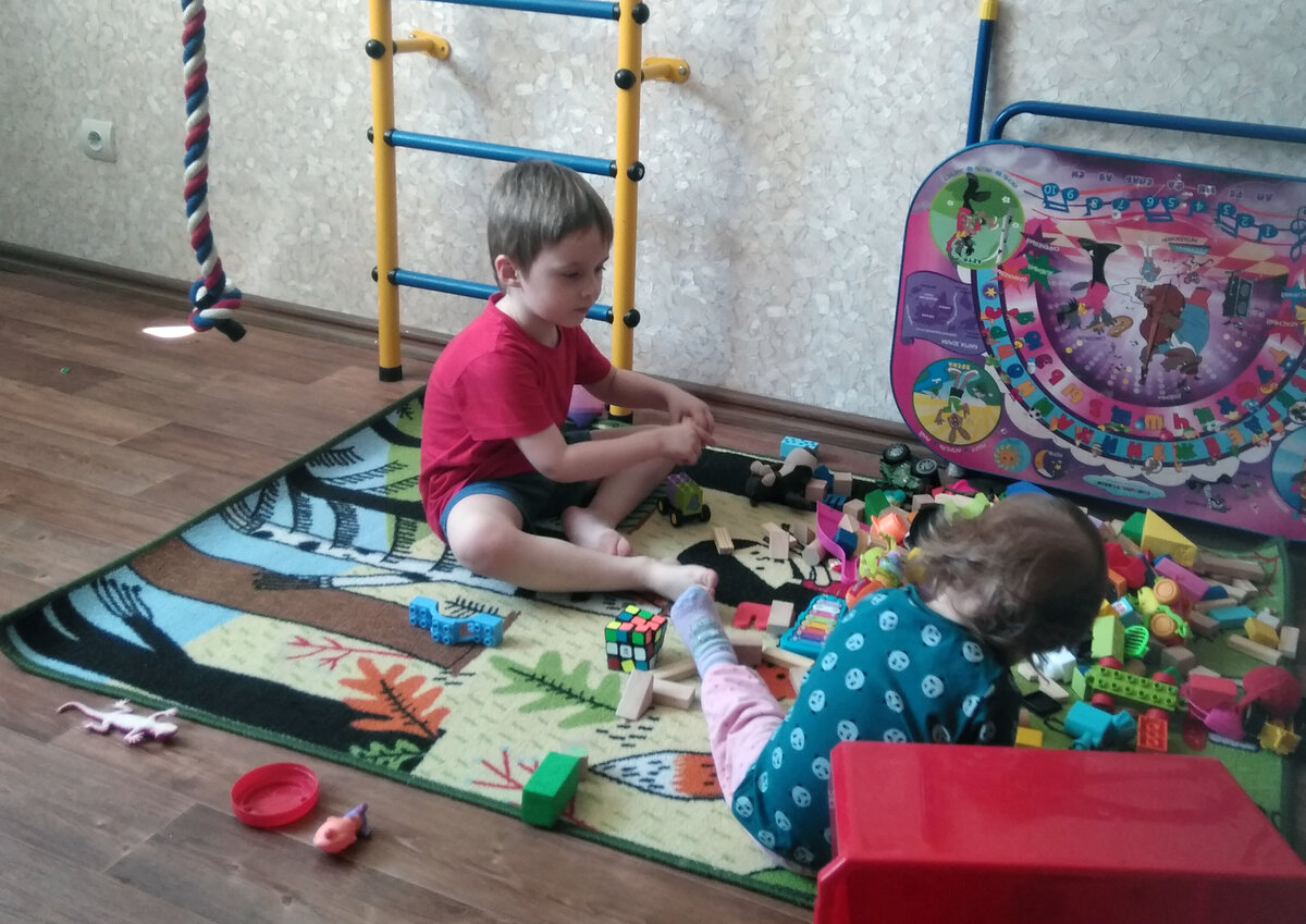 Вот для примера— детки играют на ковре, с которого кубики легко ссыпаются в коробку