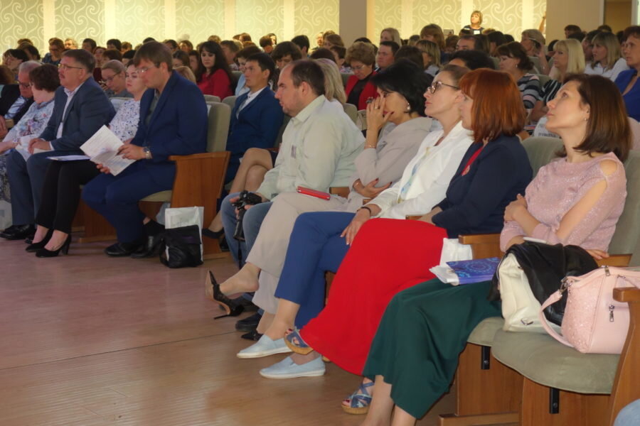 Приказом Министерства образования и науки Республики Татарстан за вклад в воспитание детей и подростков Республики Татарстан Почетной грамотой награждены: Аубакиров Фарид Габделмазитович, педагог дополнительного образования центр детского творчества Сабинского района; Галимова Гузель Равилевна, заместитель директора средней общеобразовательной школы № 64 Московского района г. Казани; Гутарева Ольга Сергеевна, педагог-психолог средней общеобразовательной школы № 11 Зеленодольского района, Запольская Юлия Анатольевна, учитель русского языка и литературы, классный руководитель гимназии № 4 Елабужского района, Кустовская Евгения Александровна, педагог дополнительного образования центра детского творчества «Азино» Советского района г.Казани, Леонтьева Мария Владимировна, главный специалист Управления образования исполнительного комитета образования Казани; Мухаметова Розалия Хатиповна, заместитель директора по воспитательной работе большемешинская средняя общеобразовательная школы;  Хузягалиев Альберт Ильдарович, заместитель директора по воспитательной работе средней общеобразовательной школы №98 Вахитовского района г.Казани; Чеверикин Сергей Анатольевич, методист, педагог-психолог отдела образования исполнительного комитета Аксубаевского района.