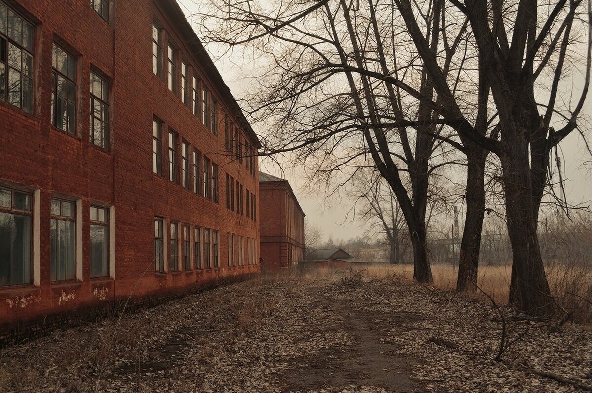 Старые казармы и сооружения войсковой части №10876 в Клинцах. Фото Кирилла Моисеева.