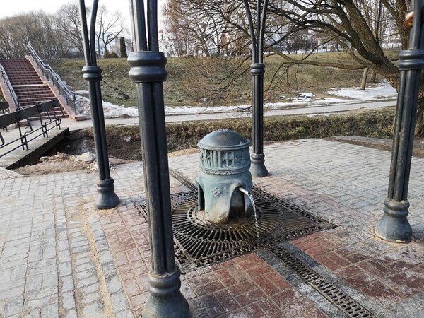 Святой источник в Веснянке. Местное Место Силы. К нему приезжают молодожены, любят там посидеть и матери с детьми. Они инстинктивно чувствуют Силу.