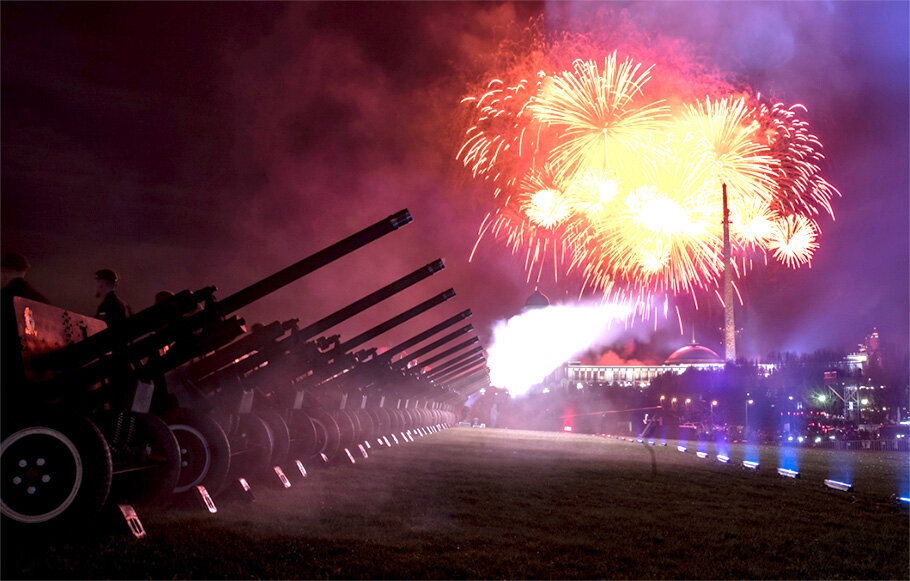 Залп из орудий в Парке Победы