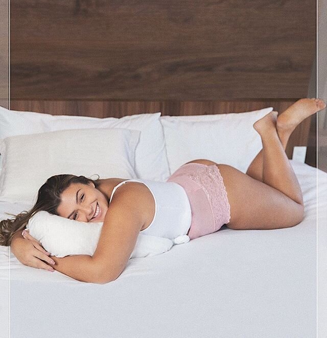 Толстую лежа на боку. Девушка лежит на боку. Женщина лежит на животе. Подушка для беременных. Лежа на животе.