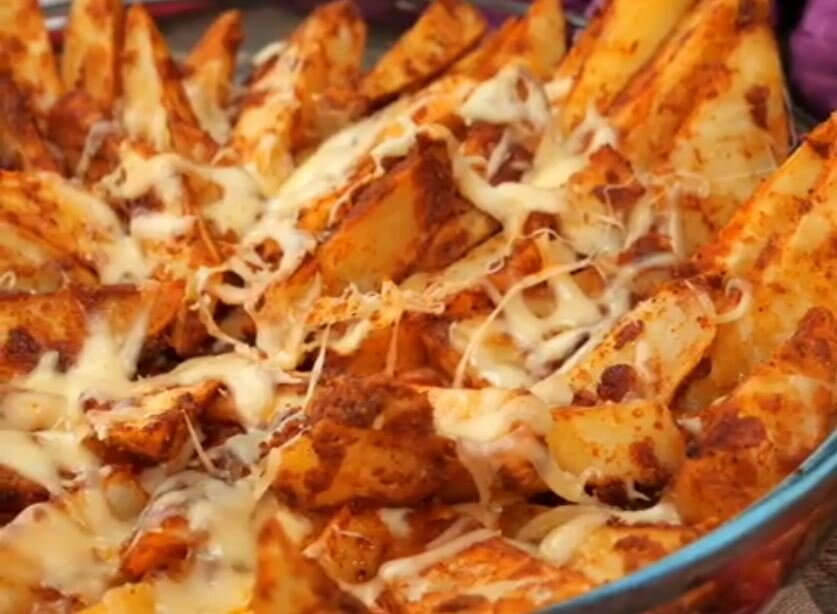 Всем добрый вечер! Очень надеюсь, что он у вас добрый и приятный) А я в свою очередь, хочу вам предложить вкусный гарнир. Это запеченный картофель по-деревенски с сыром. Муж и детки в восторге, думаю, и вам понравится, если попробуете)