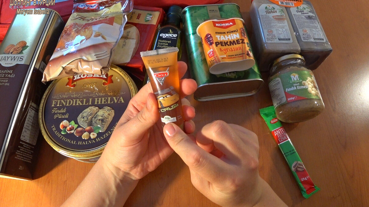 Маленький тюбик хвойного мёда. Можно было и больше, но и так большая сумка получилась. Такие тюбики стоят на нижней полке в Мигросе, стоят недорого.