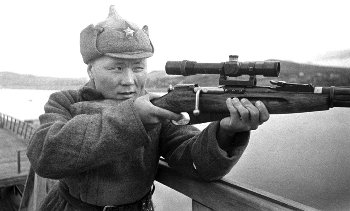 Советский снайпер с винтовкой "Мосина"