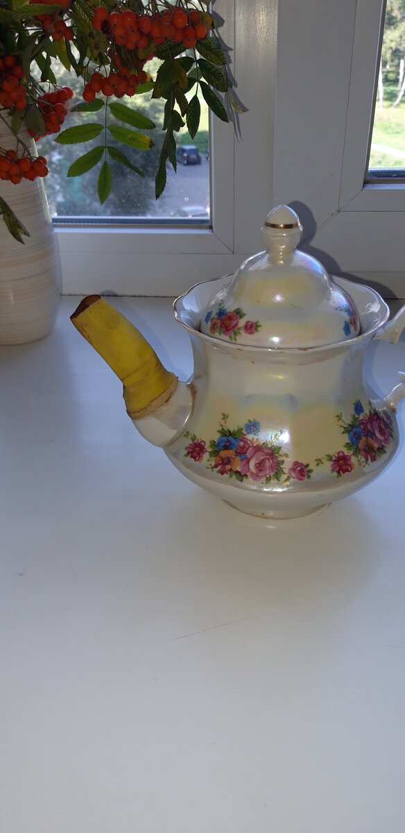 Вот так я решил вопрос ремонта чайника. Это запчасть от резиновой перчатки для мытья посуды. Ремонт для бедных.