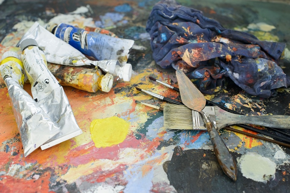 https://pixabay.com/photos/painter-paint-artist-brush-tool-1937575/