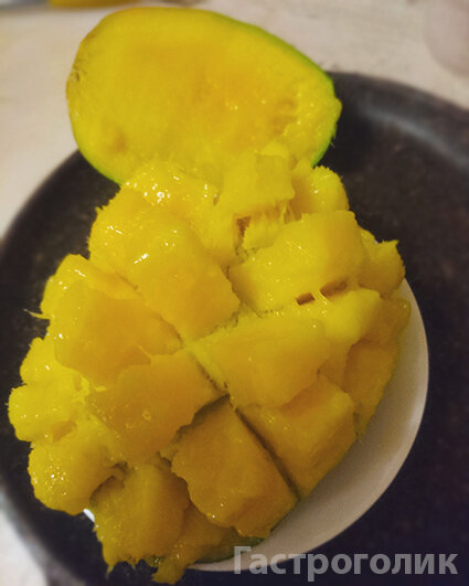 У меня было слегка переспелое манго, но это не испортило салат