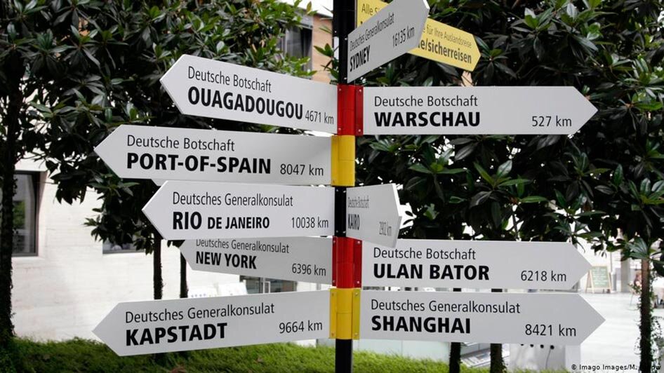 Указатель перед Министерством иностранных дел в Берлине предлагает несколько вариантов.