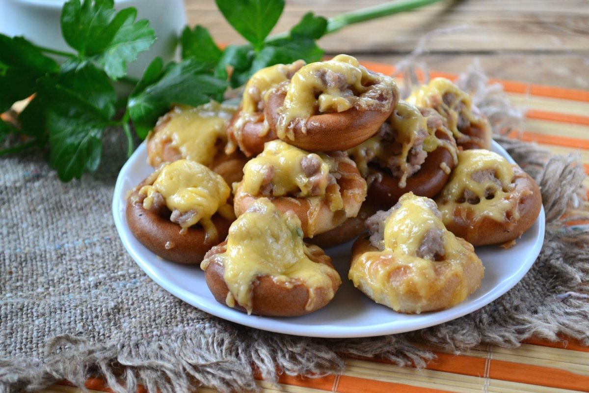 Сушки с мясной начинкой. Фото из открытого источника.
