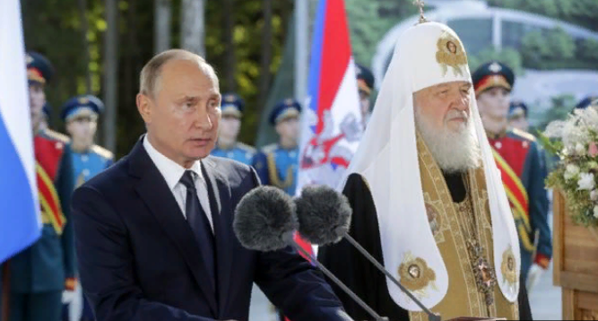 Владимир Путин обнимает символы традиционной России: Православную Церковь и вооруженные силы