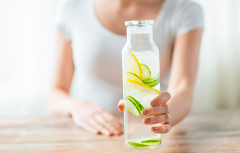 Вода - необходимый фактор детокса. Для полноценного выведения токсинов и продуктов переработки использованных веществ организму требуется жидкости не менее 25мл (а лучше 35 мл) на 1 кг массы тела в день. В идеале - чистой негазированной воды. Воду необходимо пить маленькими глотами в течение дня. Также для нормальных процессов пищеварения организму «удобнее», если пища имеет жидкую или пюреобразную консистенцию.
