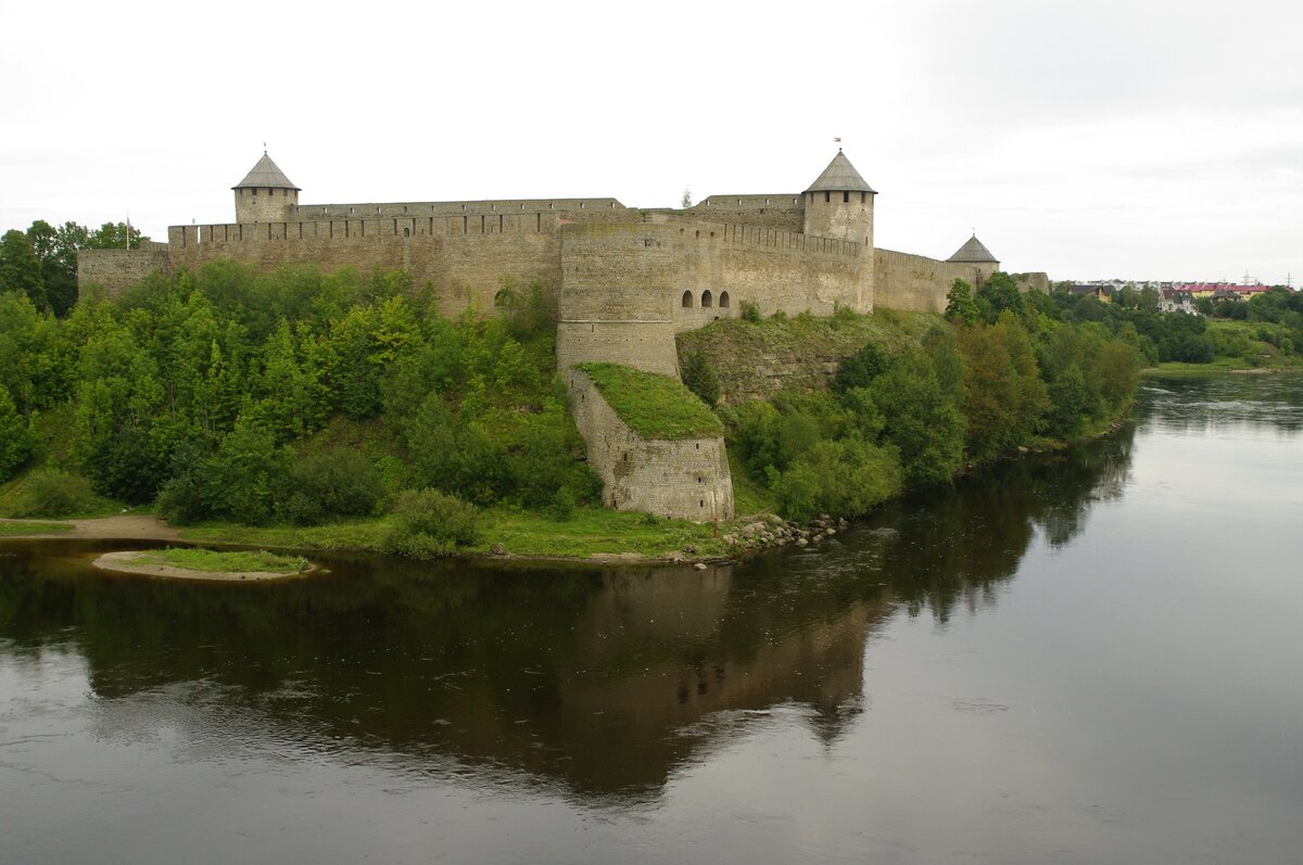 Так выглядит из Нарвского замка Ивангородская крепость. Каких-нибудь метров триста - и уже Россия
