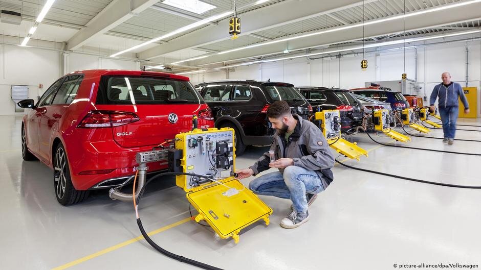 Тест автомобилей Volkswagen на выбросы газов в атмосферу на стенде 