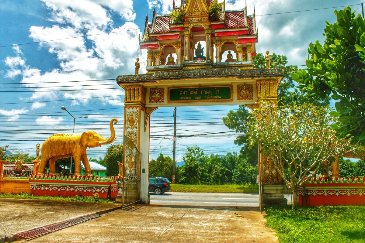 Храмы всегда имеют арочный красивый вход (ФОТО АВТОРА)