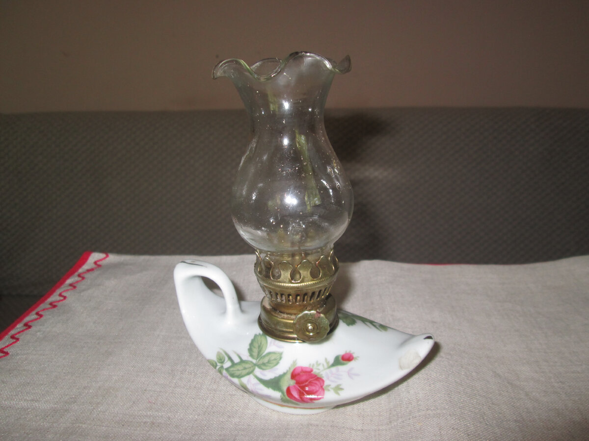 миниатюрная, керосиновая лампа. Восточный стиль, роспись по фарфору. Производство: Гонк-Конг, середина 20 века. Размеры ламп: высота 18 см, ширина 12 см