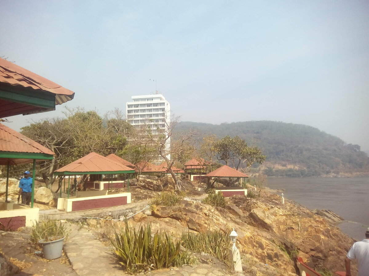 Гостиница на берегу р. Убанги, столица ЦАРа г. Банги. Фото из личного архива.