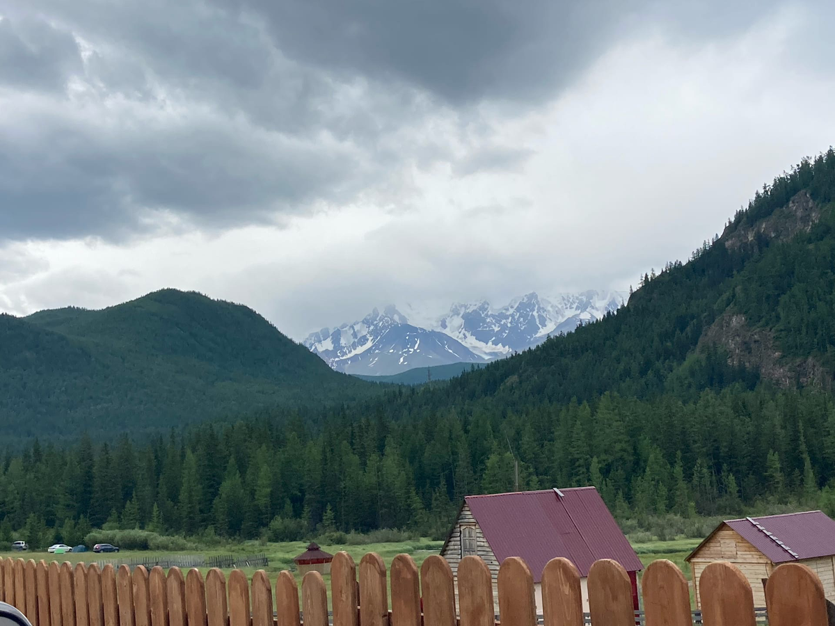 Горный Алтай, вдали виднеется гора Белуха.