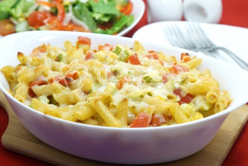 Макаронная запеканка с овощами, это очень вкусное блюдо с макаронами и свежими овощами запеченное в духовке. Готовится всего за 30 минут! Время приготовления 30 минут