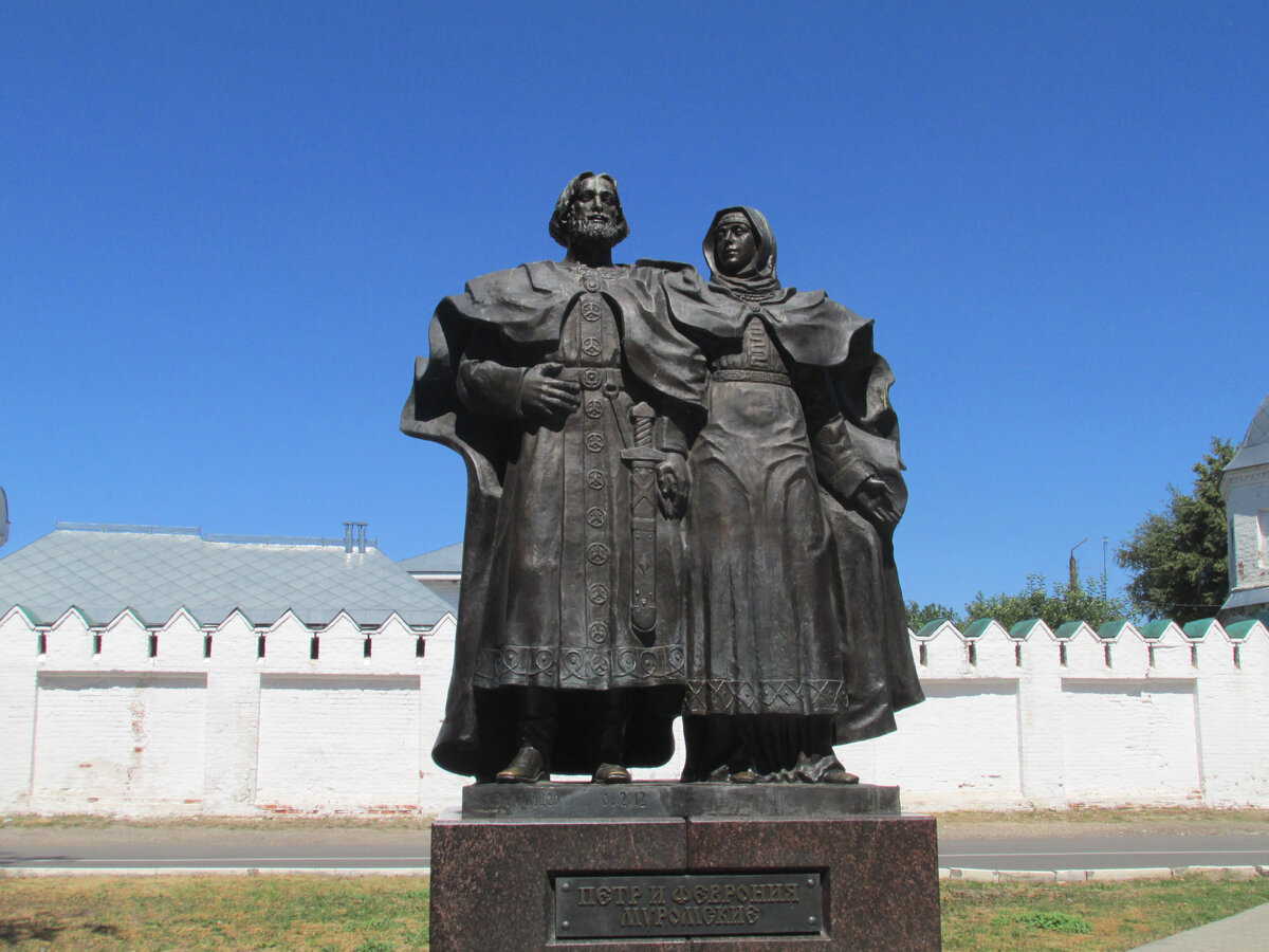 Памятник Петру и Феровнии. Фото автора