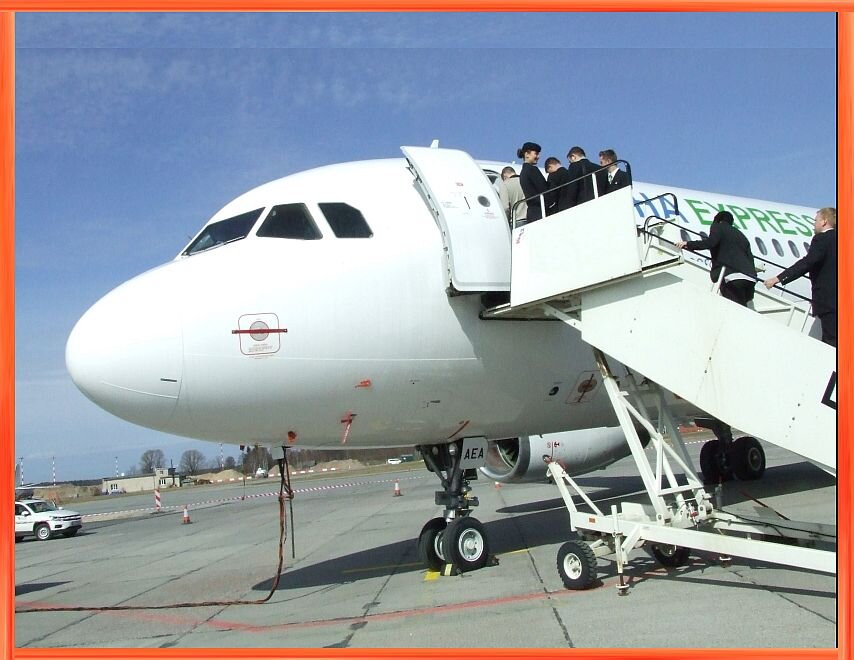 Стюардессы встречают пассажиров. Фото автора