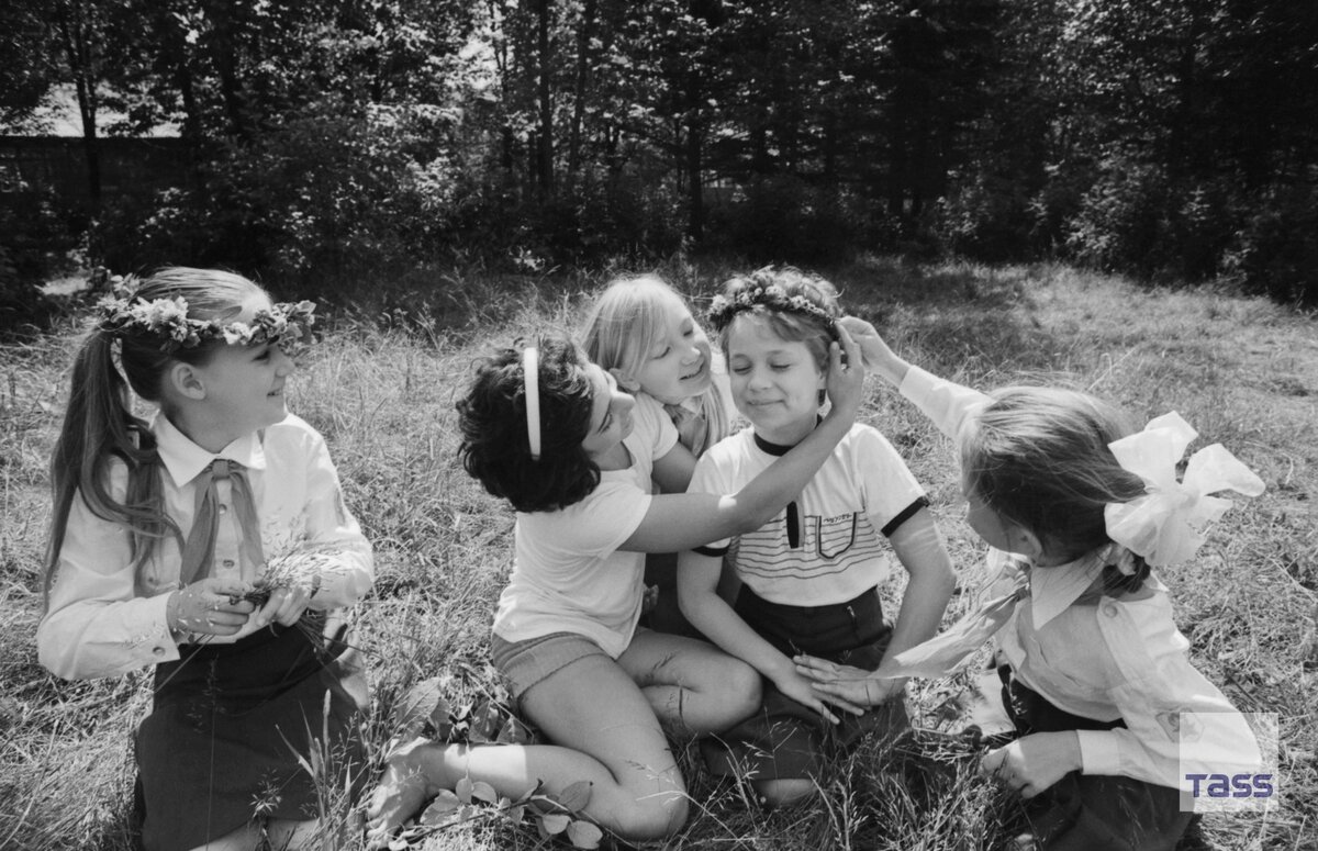 Дети плетут венки на лугу, 1987 год. Фото взято из открытых источников: soviet-postcards.com