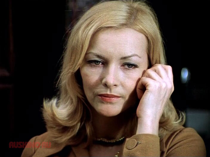 За роль Нади в легендарной советской комедии Эльдара Рязанова она получила Государственную премию СССР и в нашей стране мгновенно стала звездой.-4