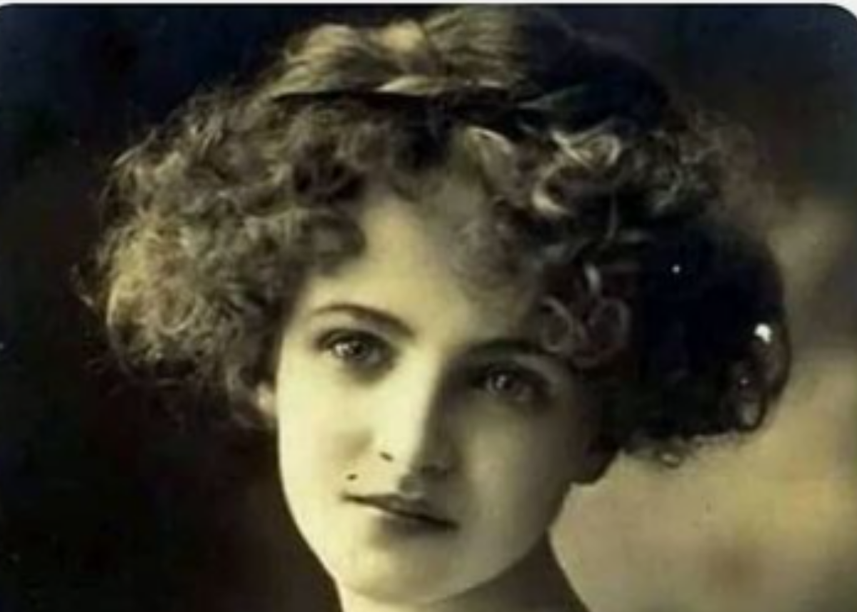 Фотосток Яндекс. Молодая Бланш Монье.