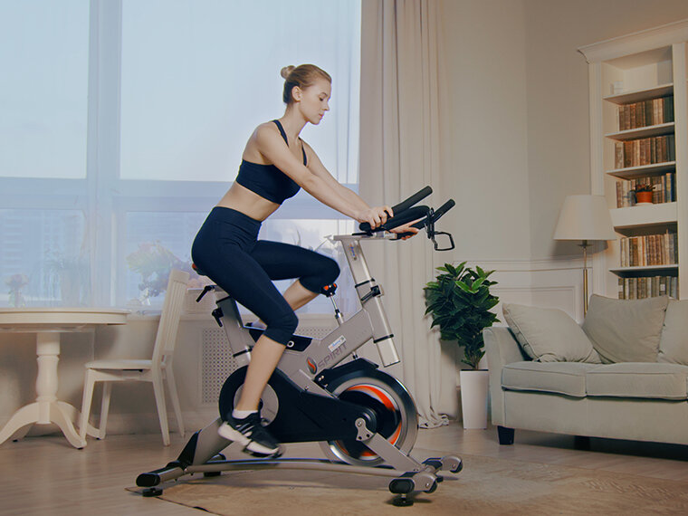 Занятия на спин-байке ничем не отличаются от езды на настоящем велосипеде.