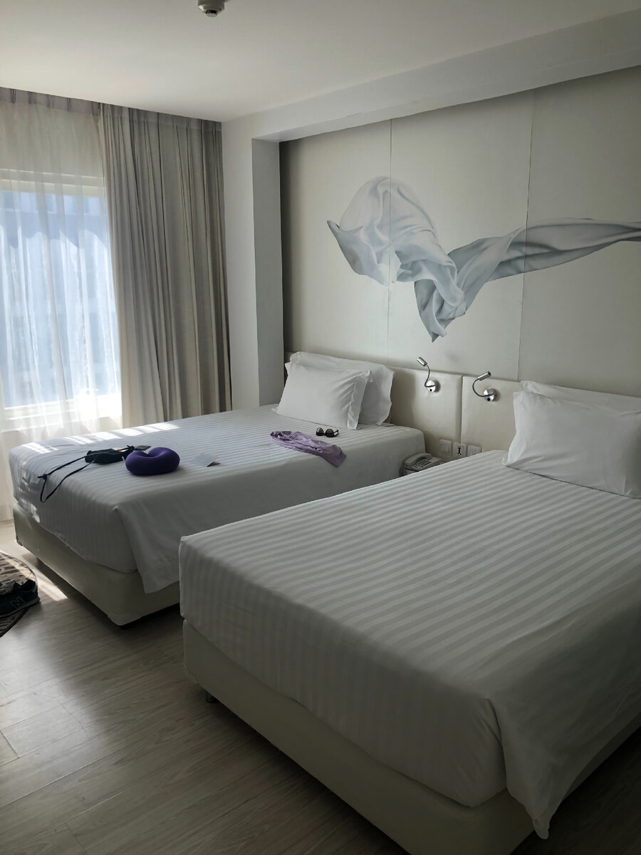 Номер в отеле. Кровати две, а я одна.:)