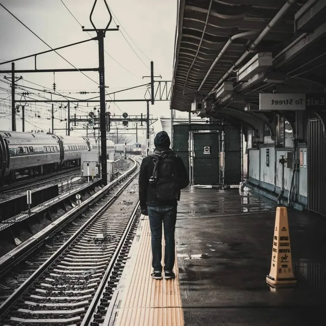 Взрослый парень, налегке, а ну как ворюга?