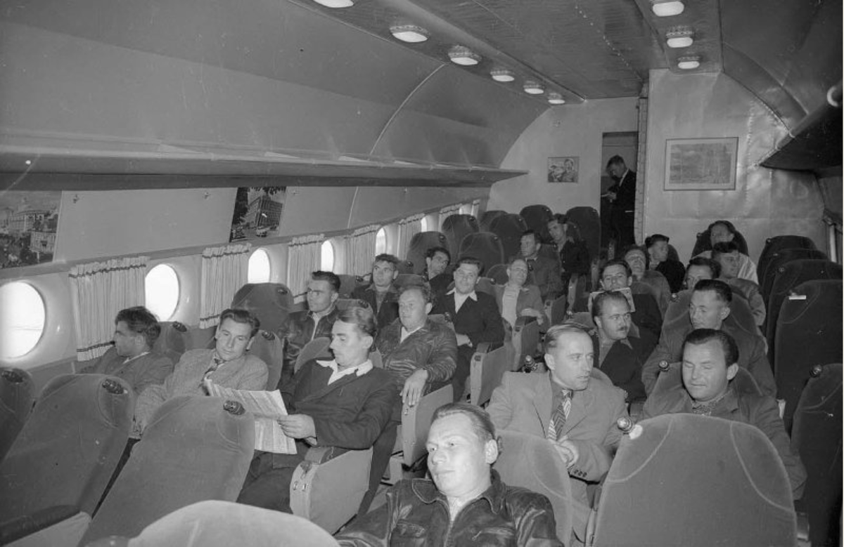 Аэропорт «Внуково». Начало регулярных рейсов. В салоне самолета. Эммануил Евзерихин. 1955 год. МАММ/МДФ.