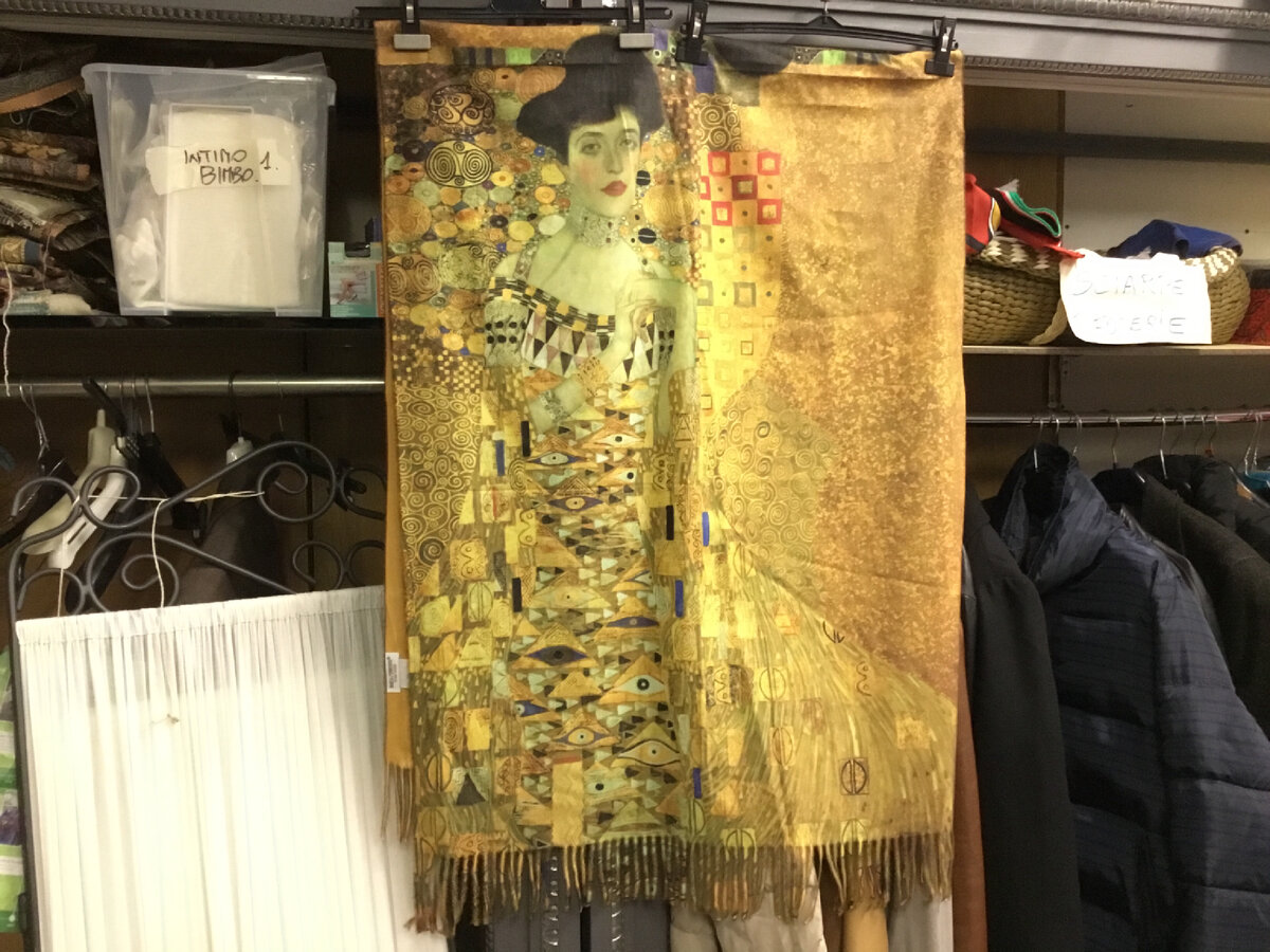 Абсолютно новый палантин марки  Regina Schrecker (средний ценовой диапазон) мы продали за 5 евро. Вискоза. Как видите палантин украшен картиной Густава Климта «Женщина в золотом». 