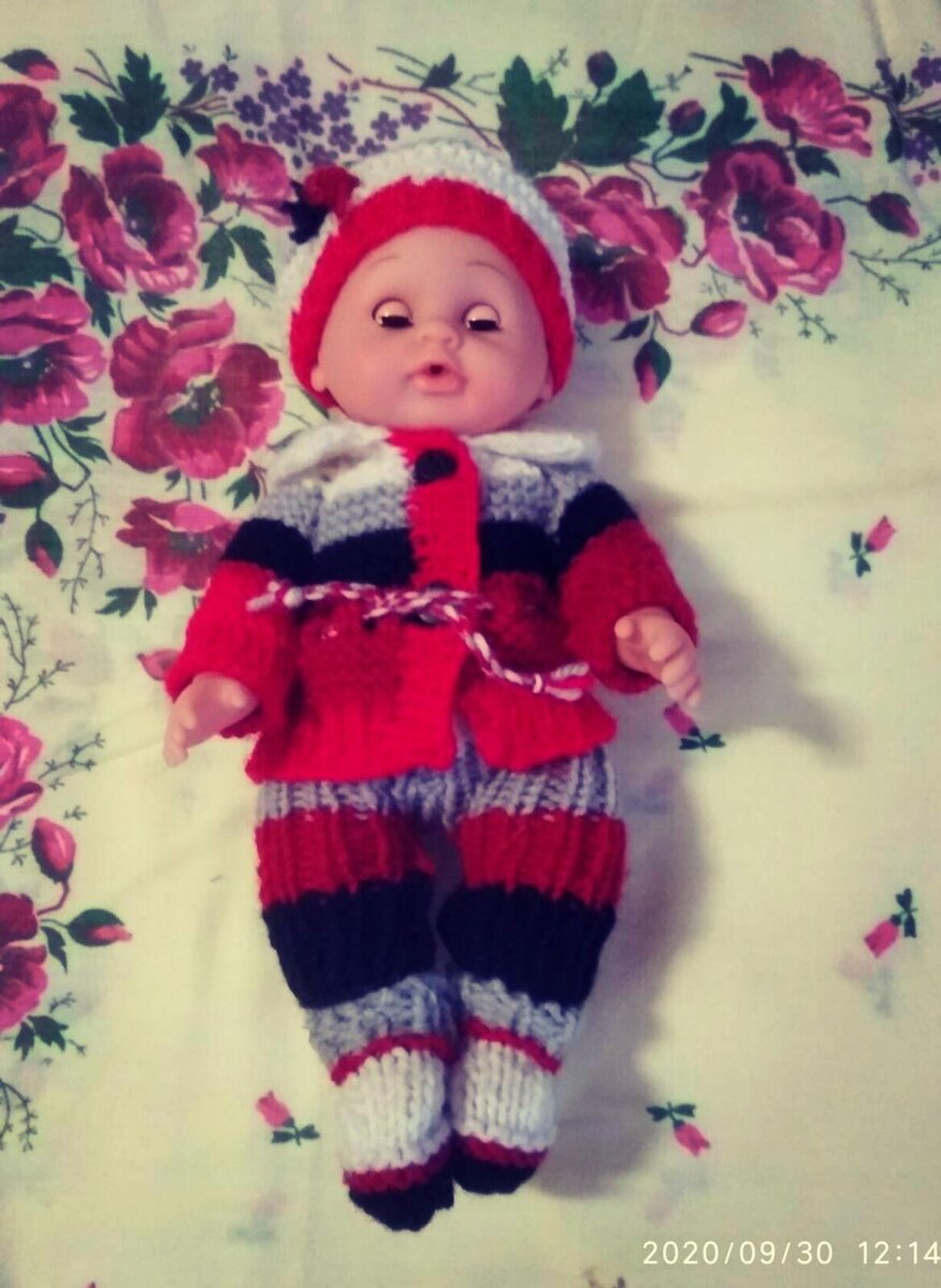 комплект из полушерстяной пряжи.