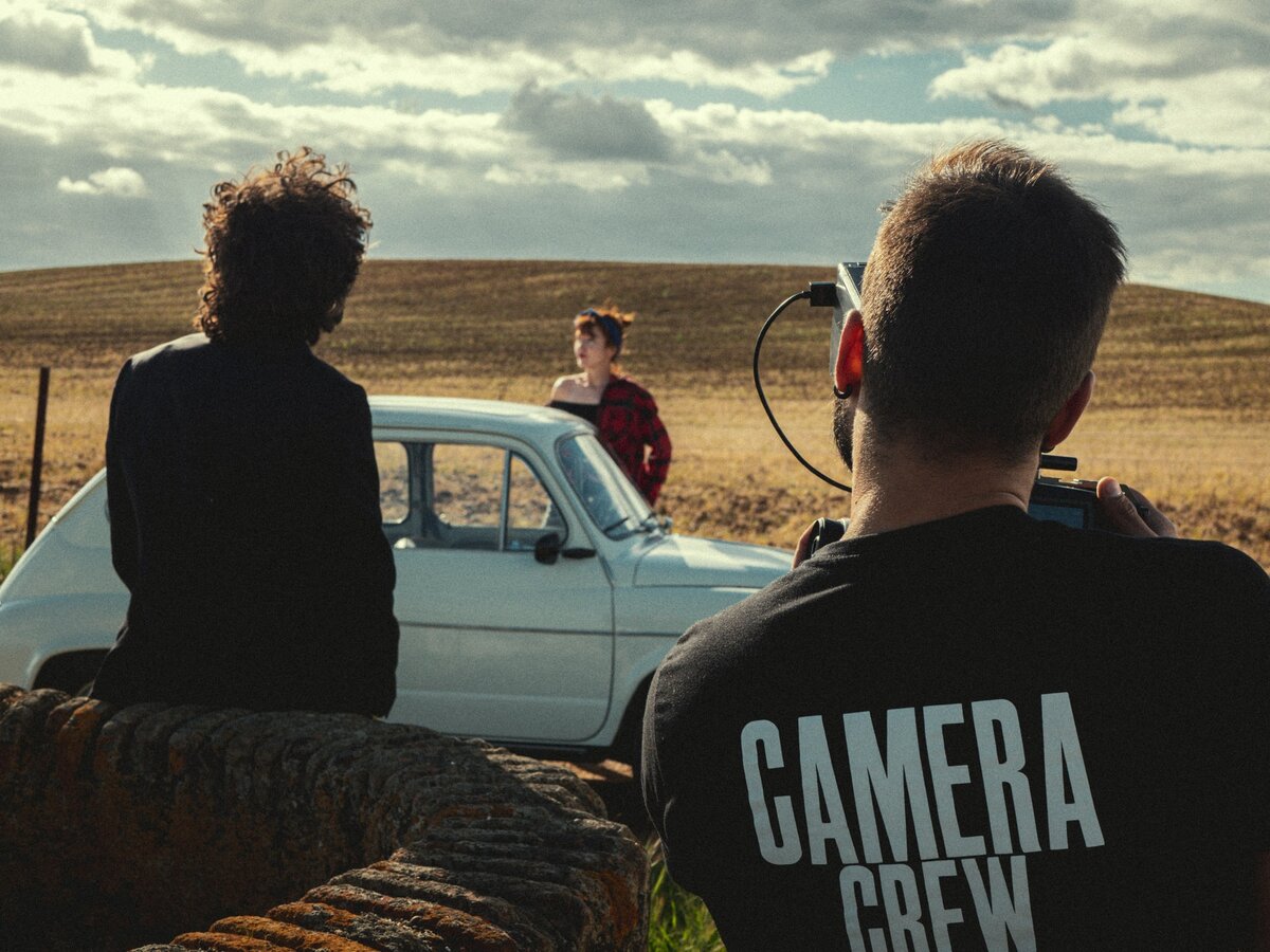 Проще всего снимать видео за городом, а в городской среде придется учитывать много деталей до и во время съемки