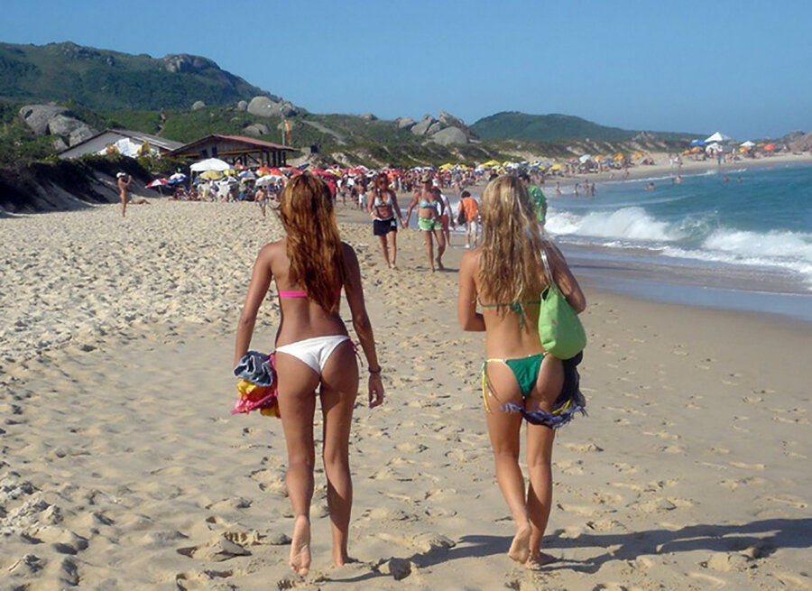 Девочки на пляже трусов нет