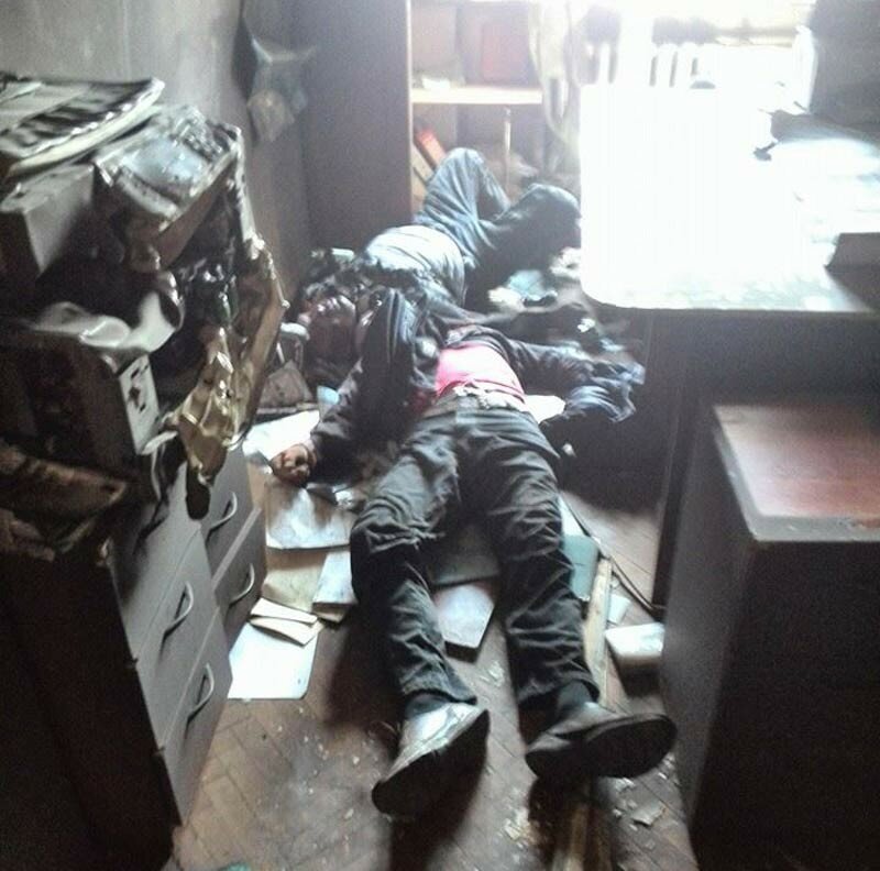 Позже украинское МВД заявят, что в Доме профсоюзов людей сжигали каким-то «неизвестным веществом». В Севастополе провели экспертизу взятых образцов одежды погибших в Доме Профсоюзов.При химическом анализе и спектроанализе они показали следы белого фосфора. Возможно применялась дымовая граната М15 (производство США). При воздействии одежда остается нетронутой, а открытые участки кожи чернеют (обугливаются) и даже может прожигать до костей. Что и наблюдалось на снимках жертв.